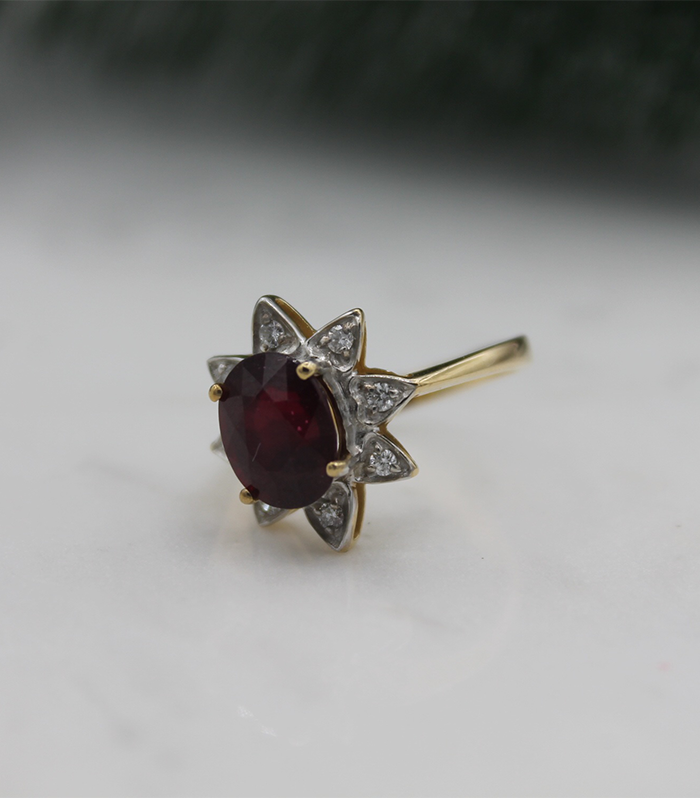 Pırlanta Detaylı Yakut Yüzük